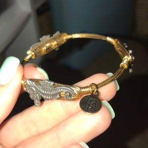 Bourbon & Bow ties seahorse bracelet